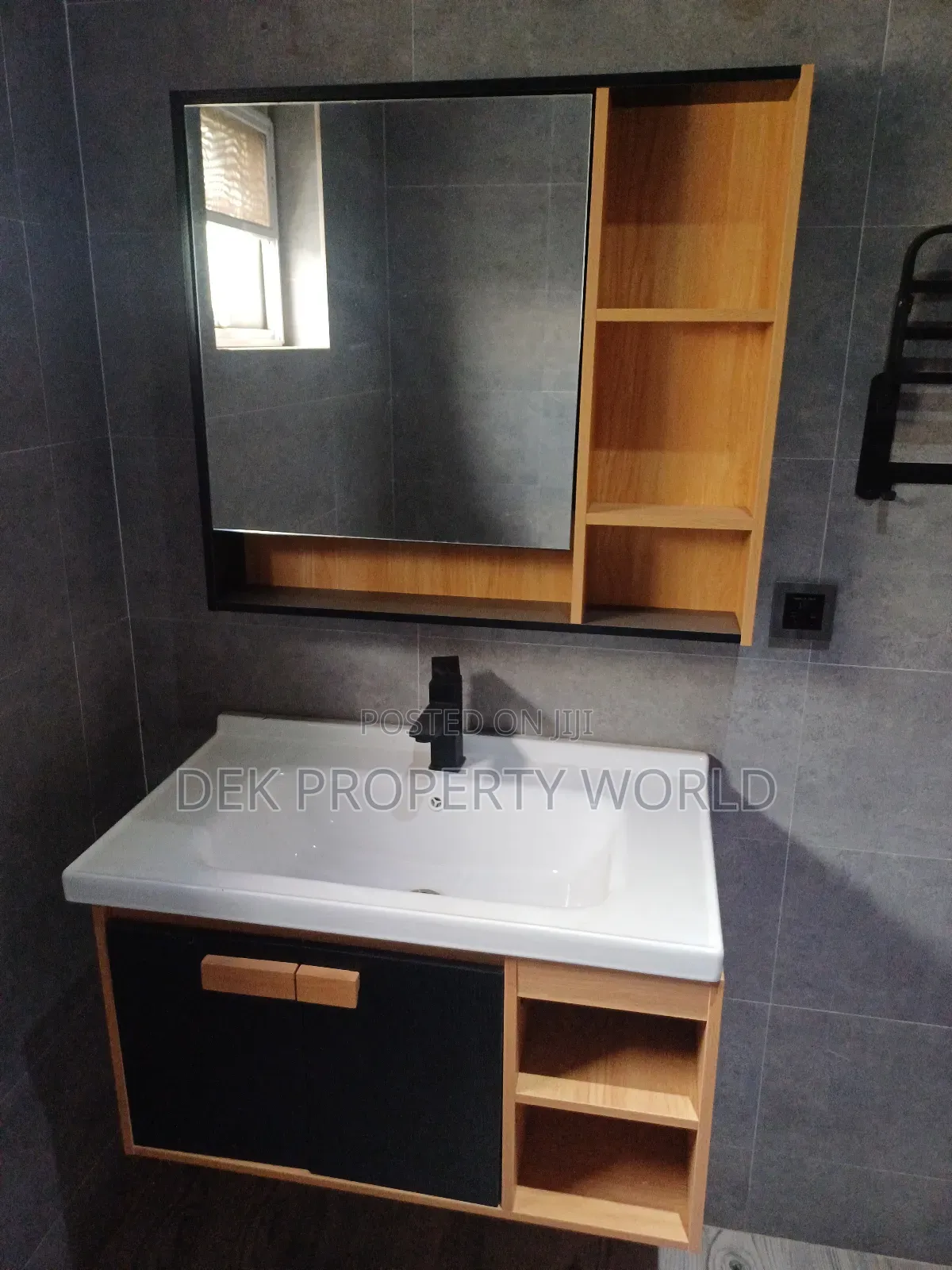 5bdrm Duplex in Adjiriganor for sale