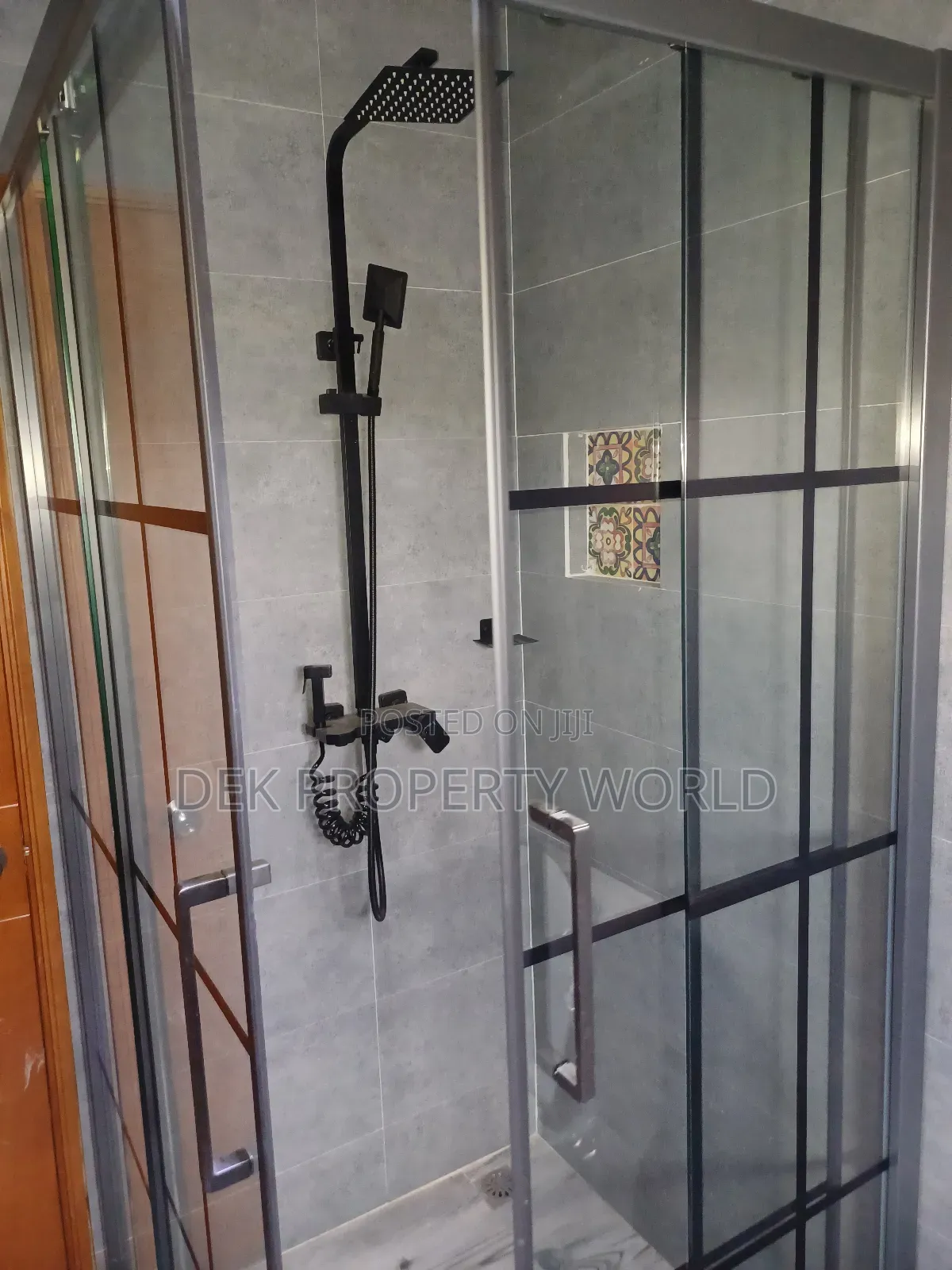 5bdrm Duplex in Adjiriganor for sale