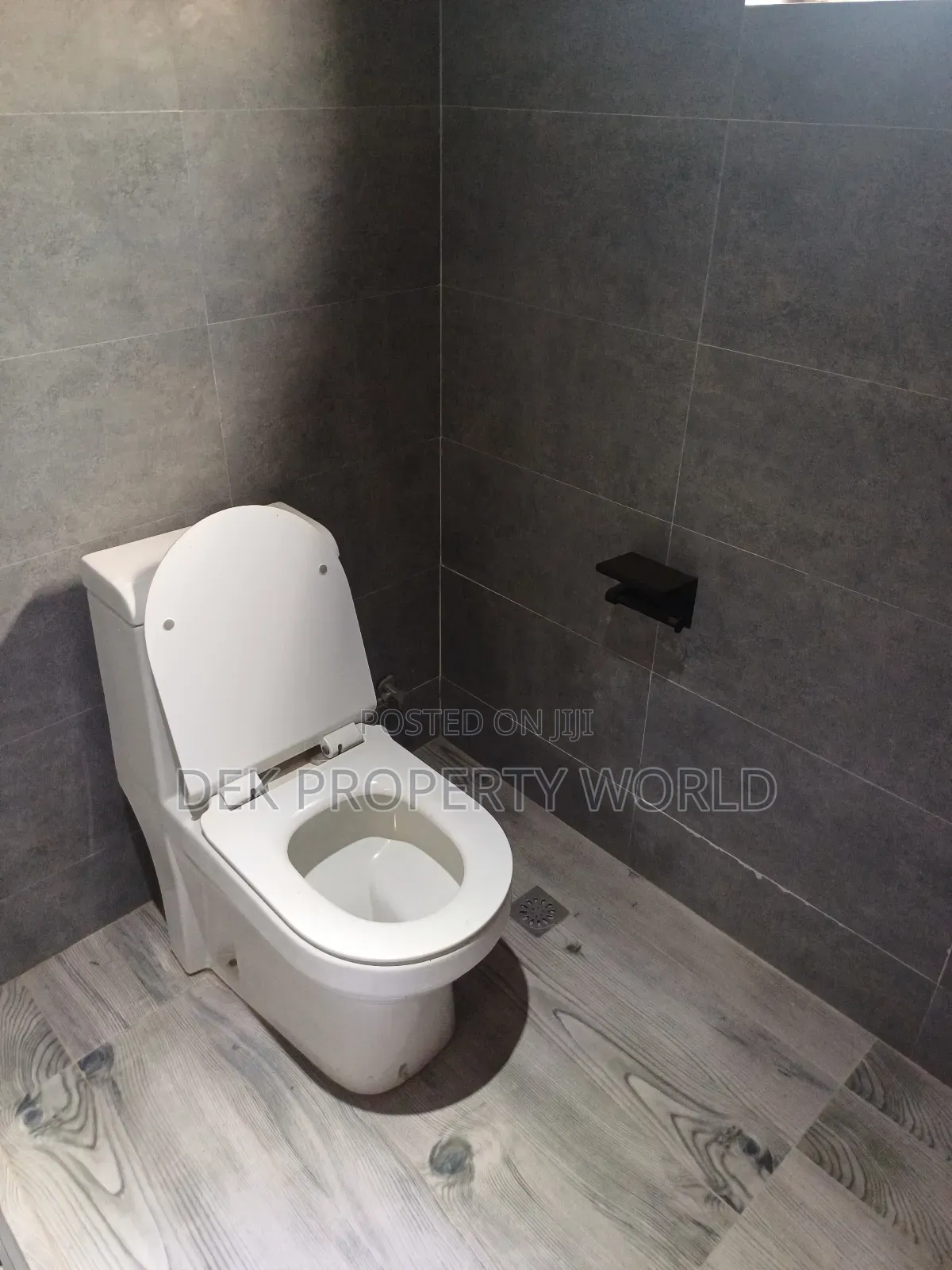5bdrm Duplex in Adjiriganor for sale