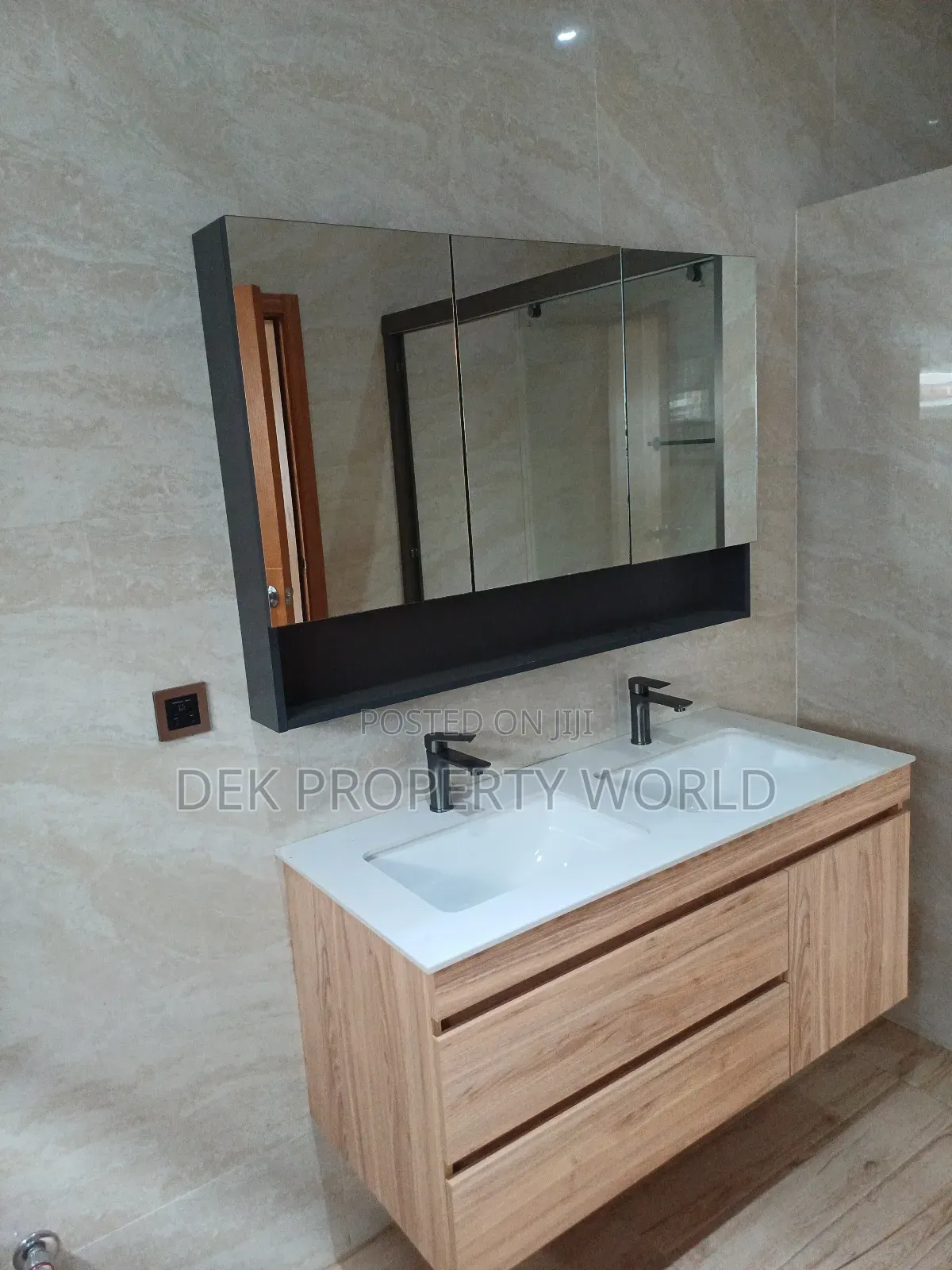 5bdrm Duplex in Adjiriganor for sale