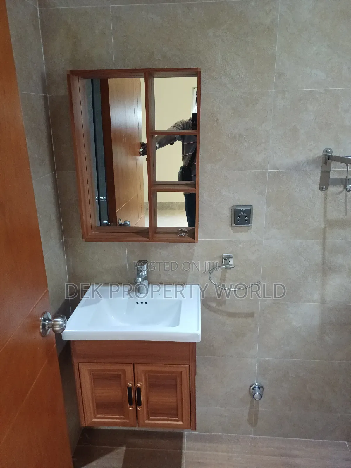 5bdrm Duplex in Adjiriganor for sale