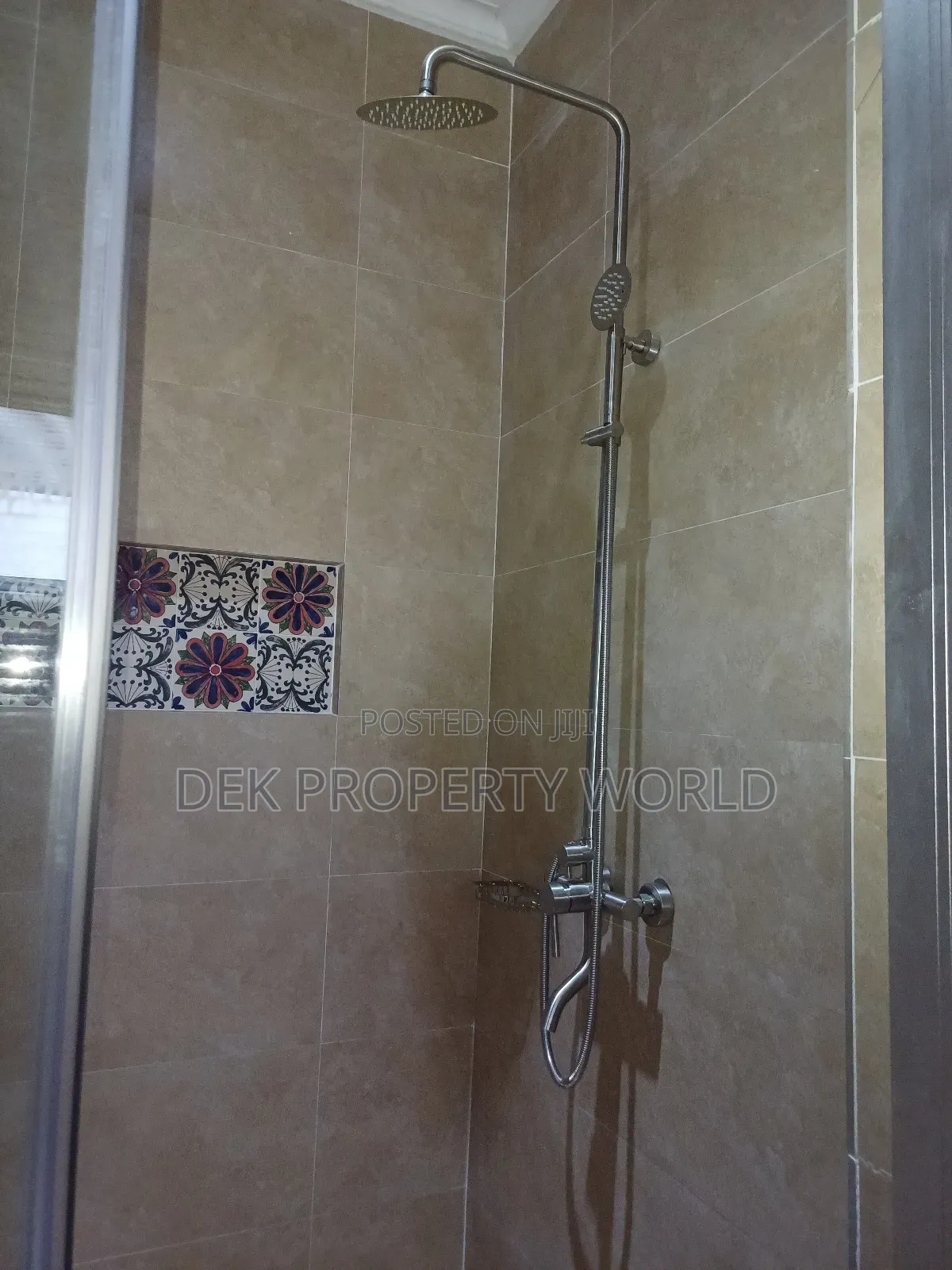 5bdrm Duplex in Adjiriganor for sale