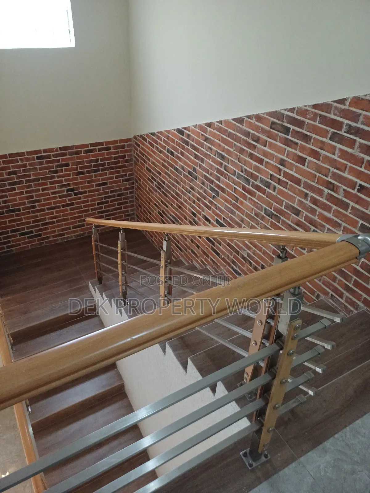 5bdrm Duplex in Adjiriganor for sale