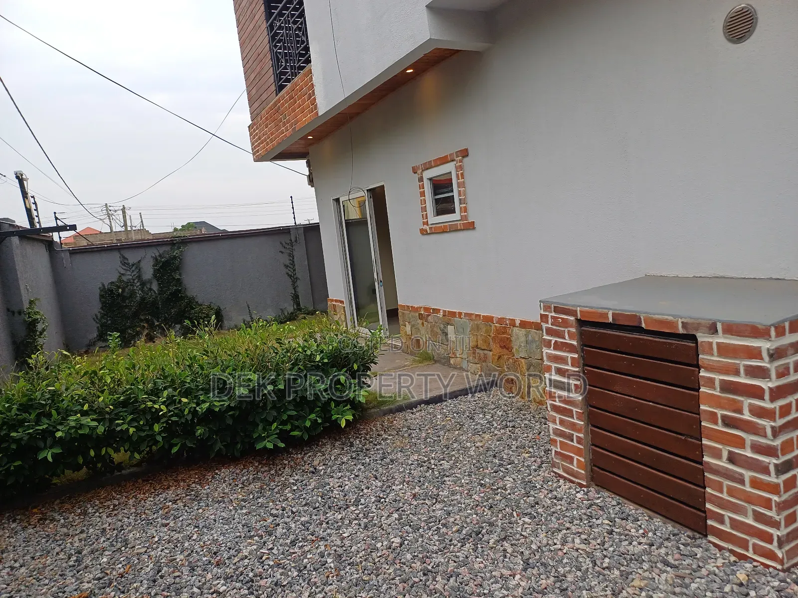 5bdrm Duplex in Adjiriganor for sale
