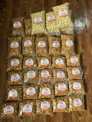 Fresh Cashew Nut and Dried Mango
