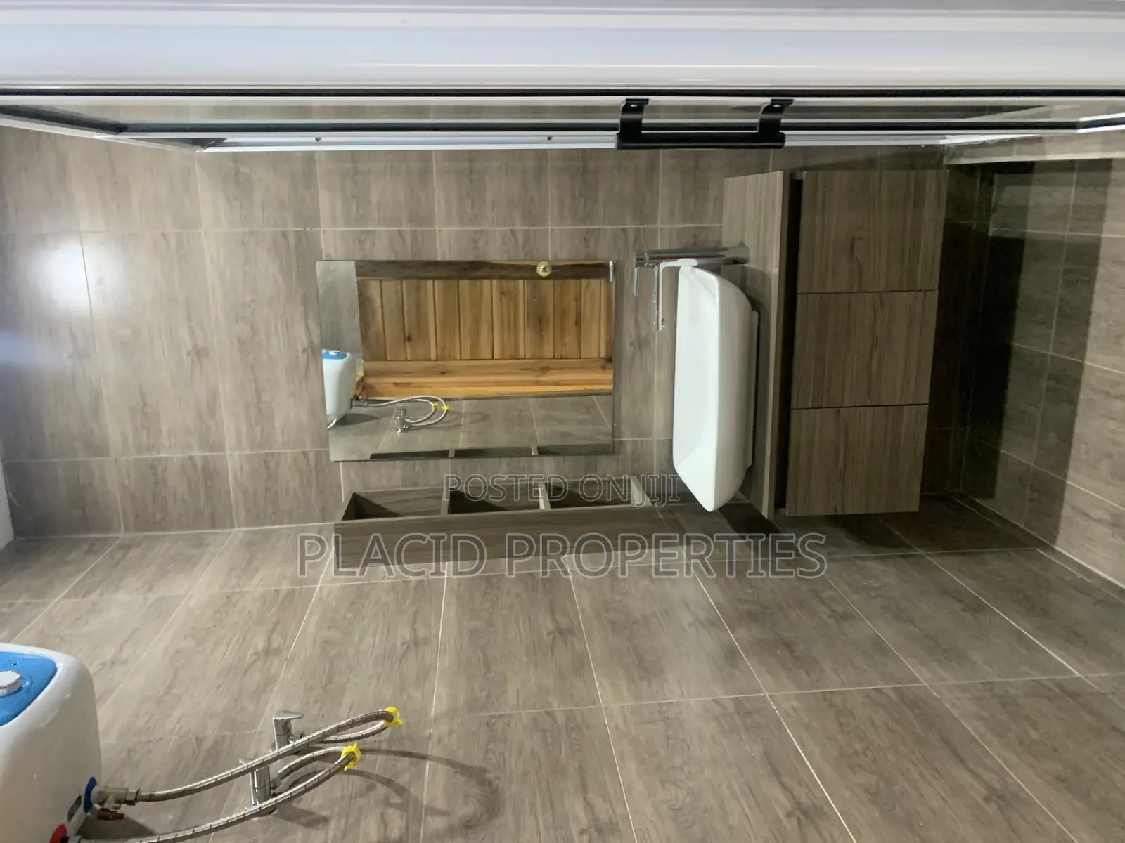 5bdrm House in Ashongman Estate for sale