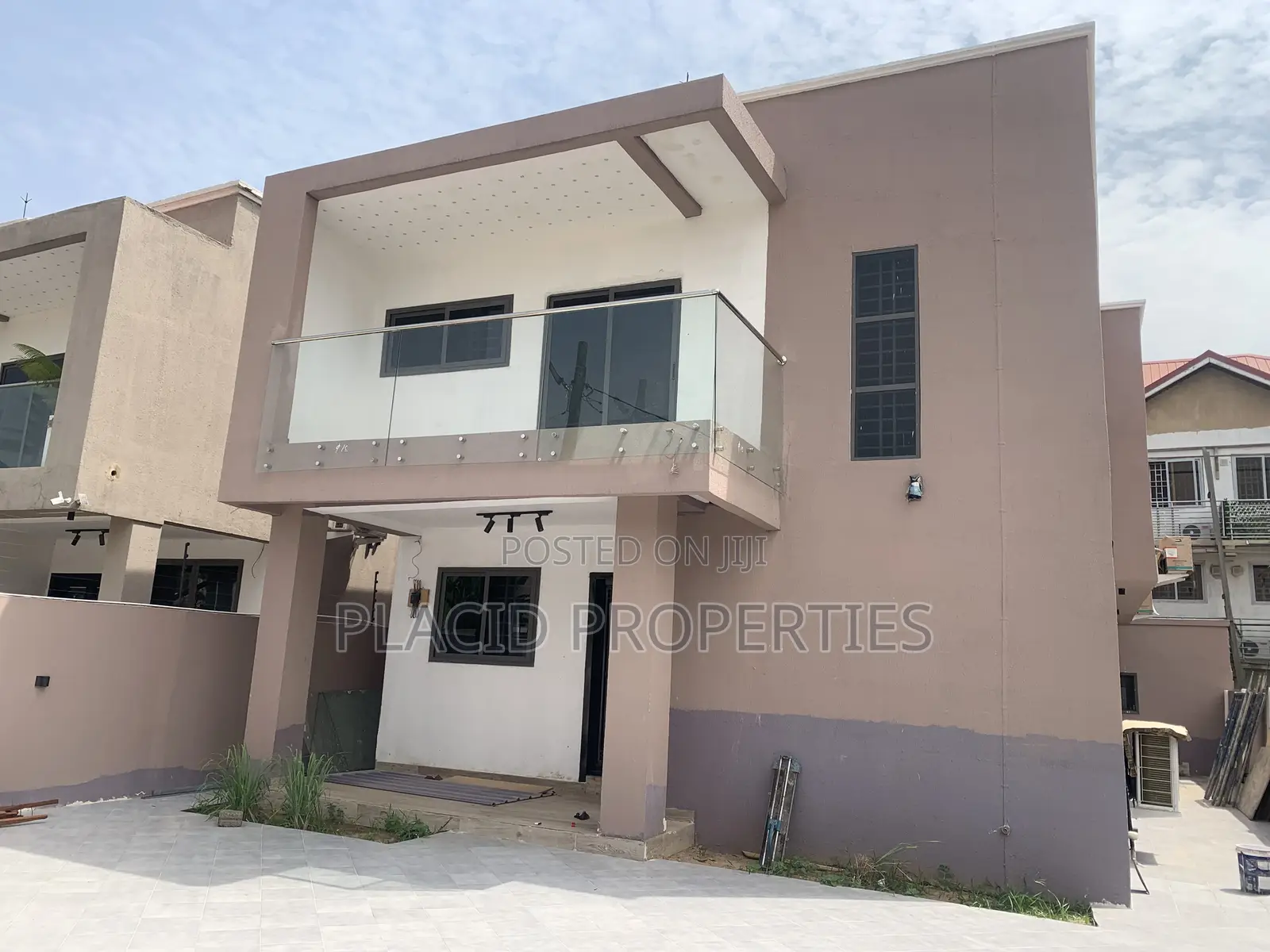 5bdrm House in Ashongman Estate for sale