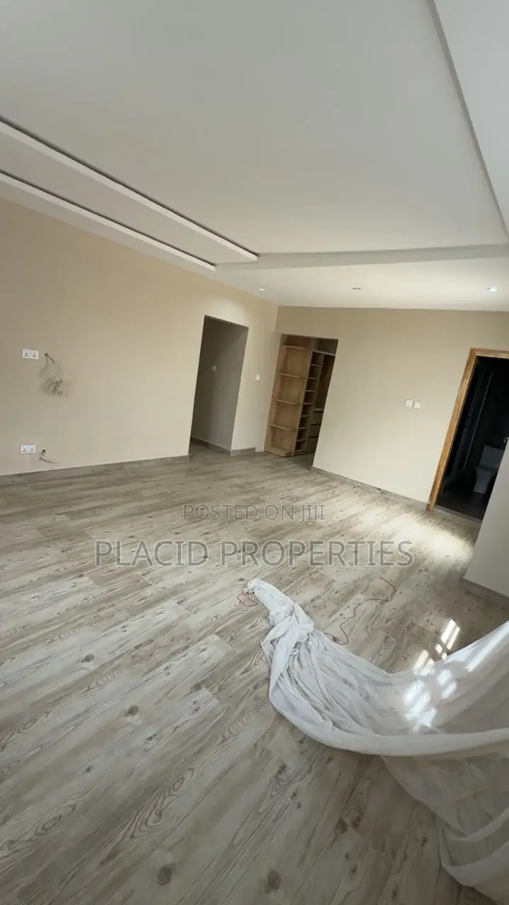 5bdrm House in Ashongman Estate for sale