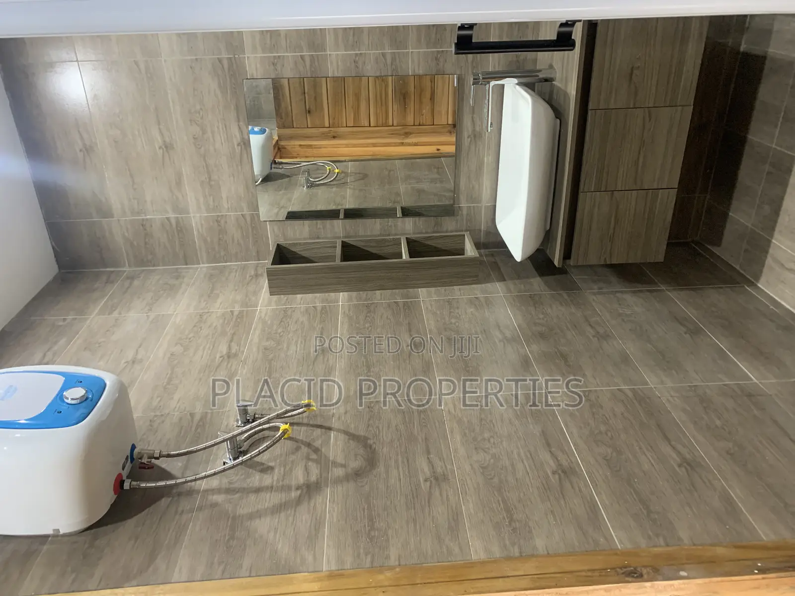 5bdrm House in Ashongman Estate for sale