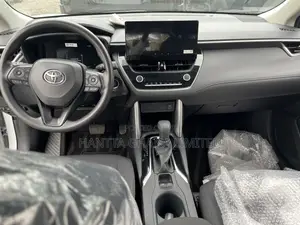New Toyota Corolla Cross LE 2025 White