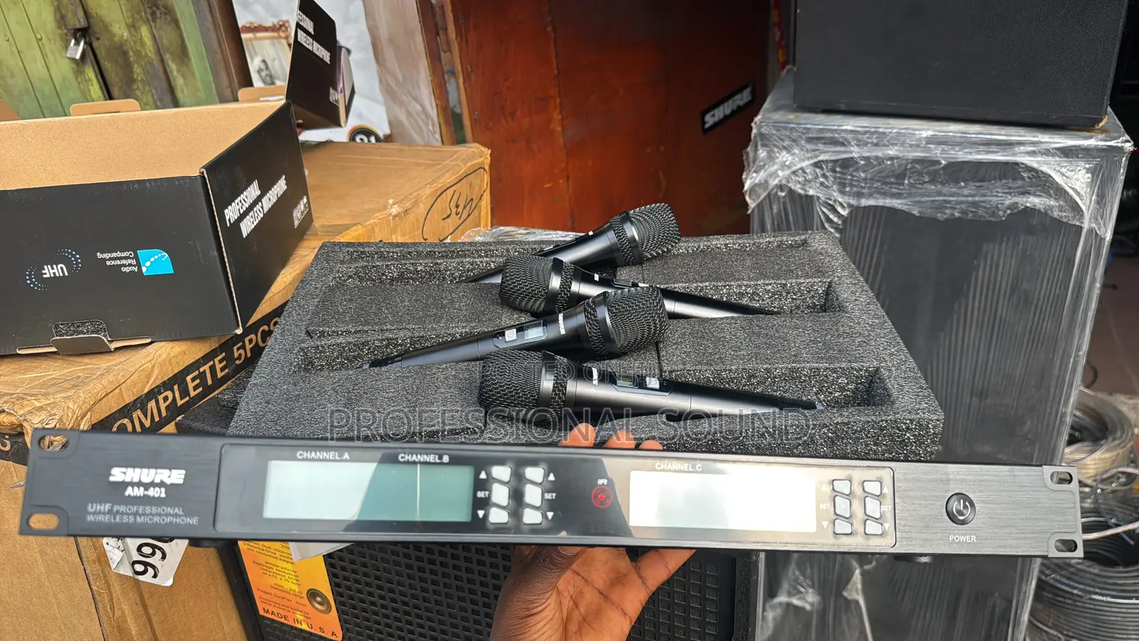 Shure Am-401 4-Channel Uhf Professional Wireless Microphone System