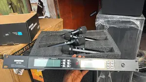 Shure Am-401 4-Channel Uhf Professional Wireless Microphone System