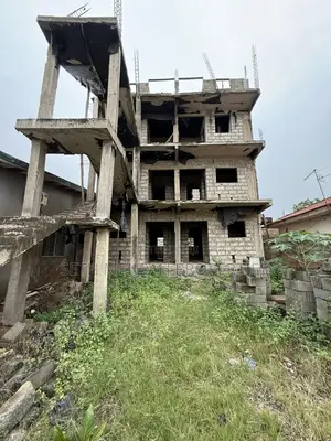 8bdrm Apartment in Seth, School Junction for sale