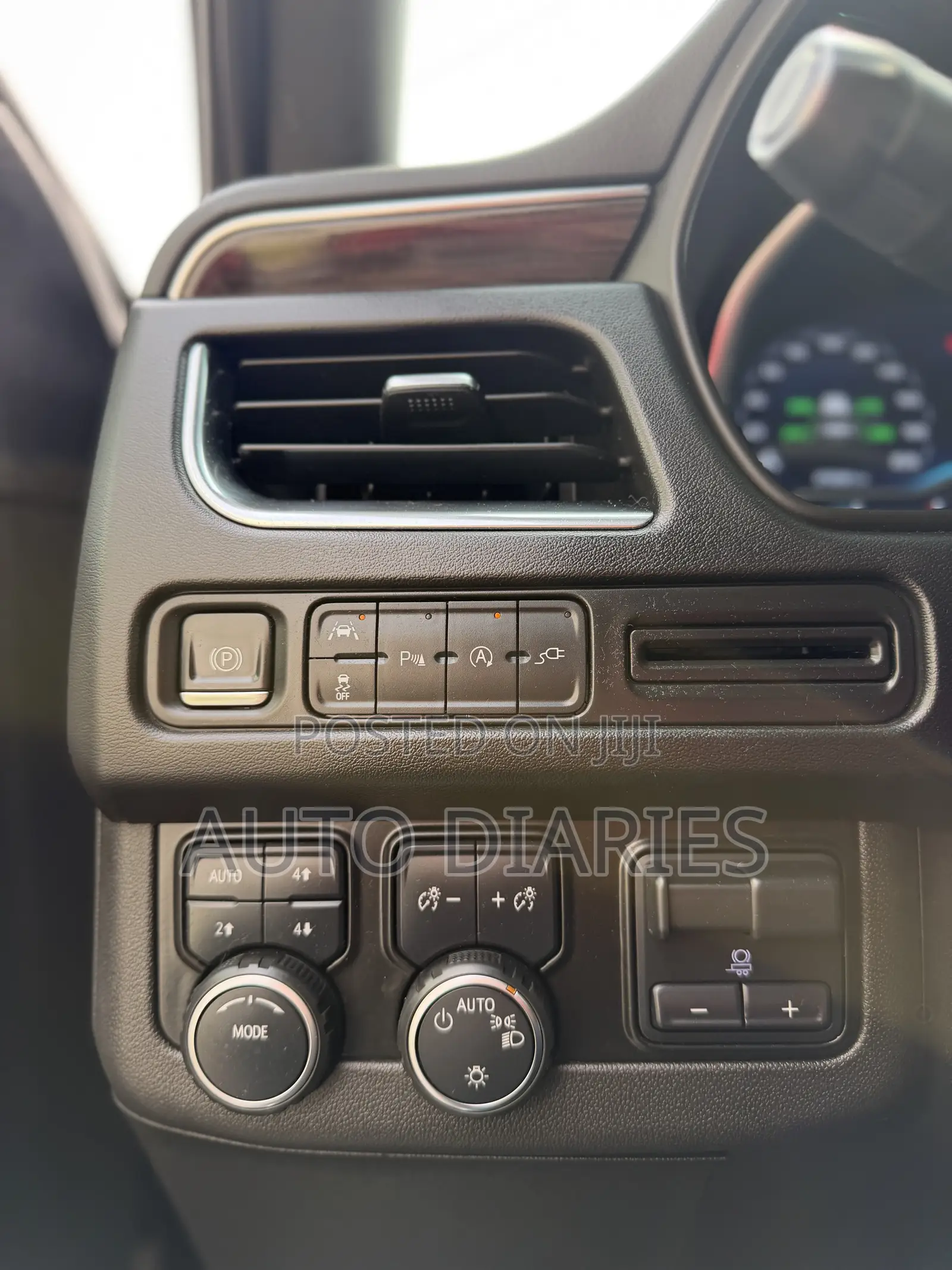 Chevrolet Suburban 2022 Black