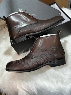 Men's Brown Leather Chukka Boots With A Textured Vamp And Brogue