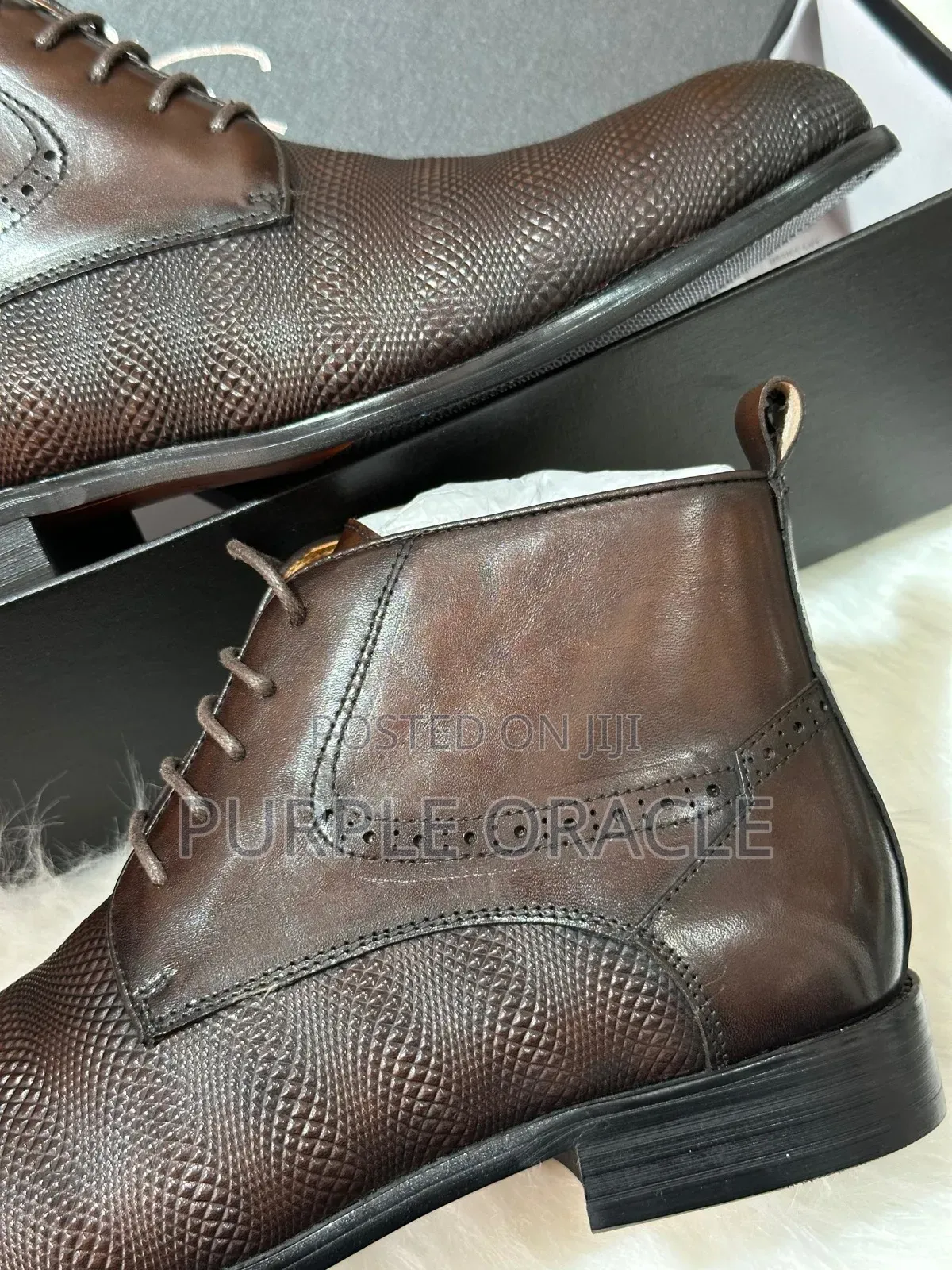 Men's Brown Leather Chukka Boots With A Textured Vamp And Brogue