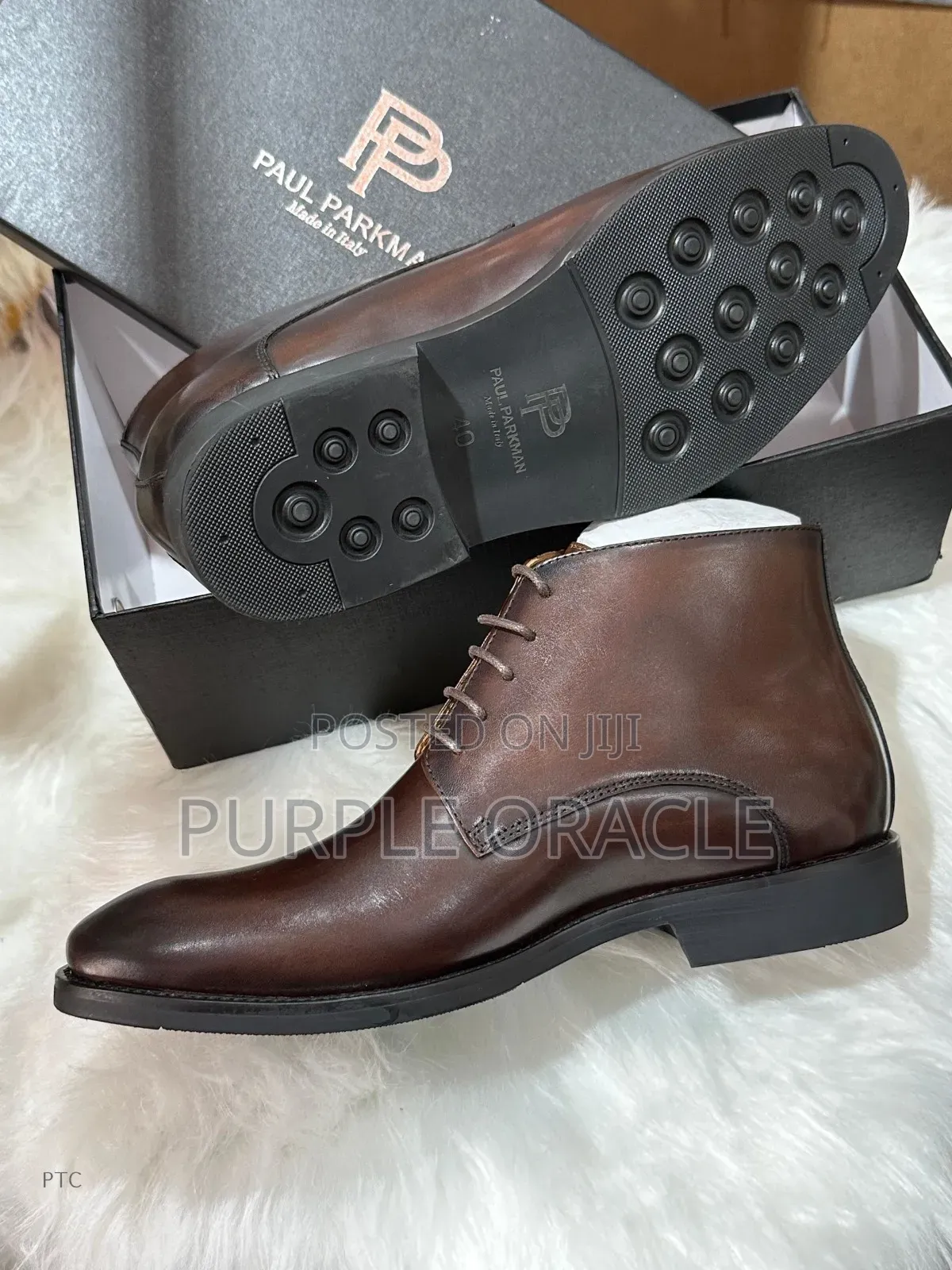 Men's Brown Leather Chukka Boots With A Textured Vamp And Brogue