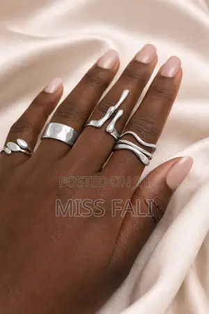 Sculpted Elegance -4pcs Ring Stack in Gold and Silver