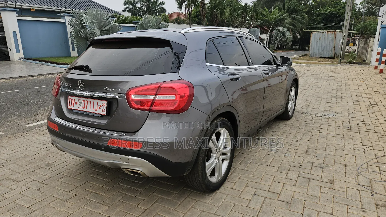 Mercedes-Benz GLA-Class GLA200 Sport Utility 4-Door (2.0L, 4cyl Turbo)