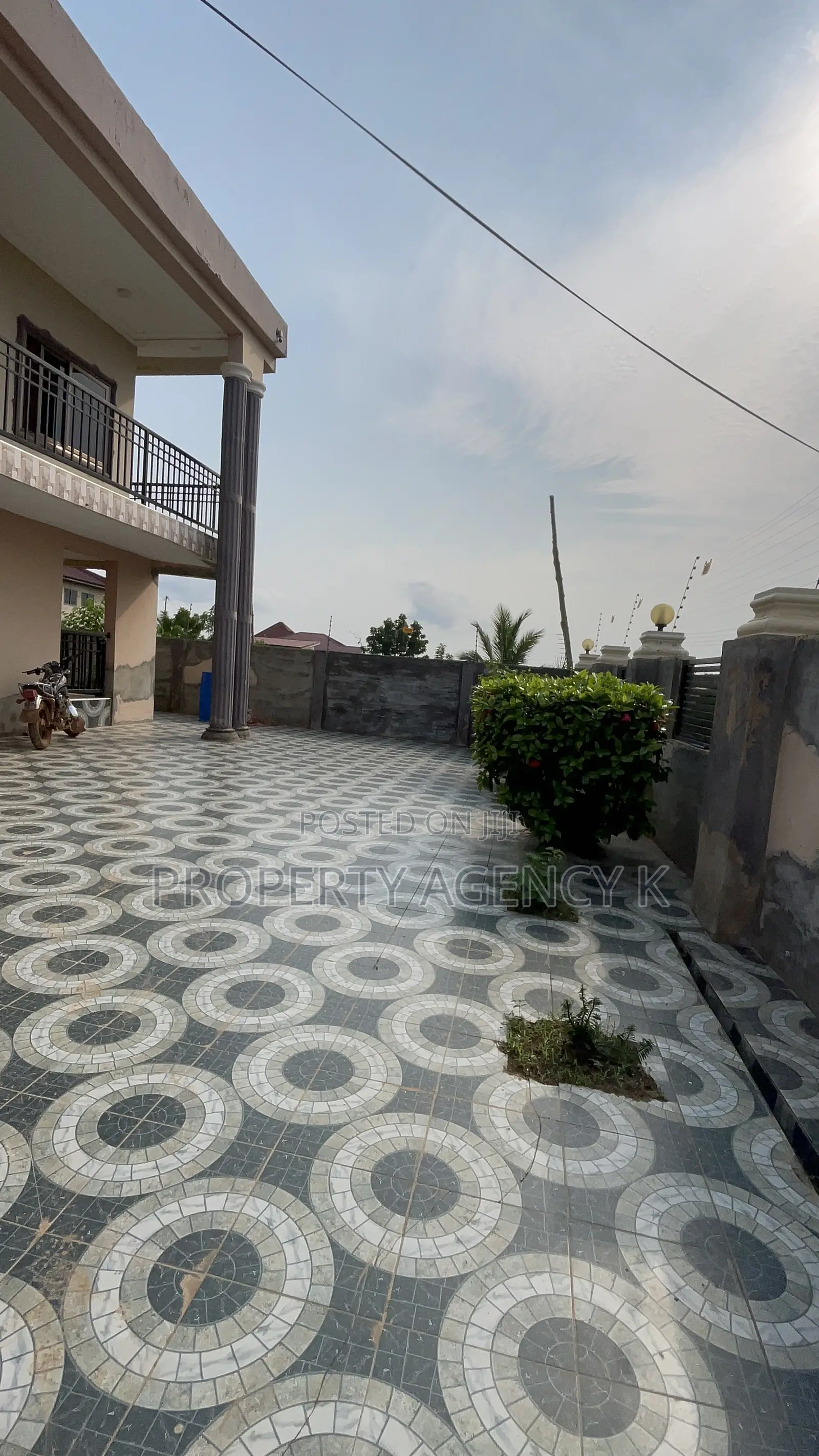 8bdrm House in Kfs, Dodowa for rent