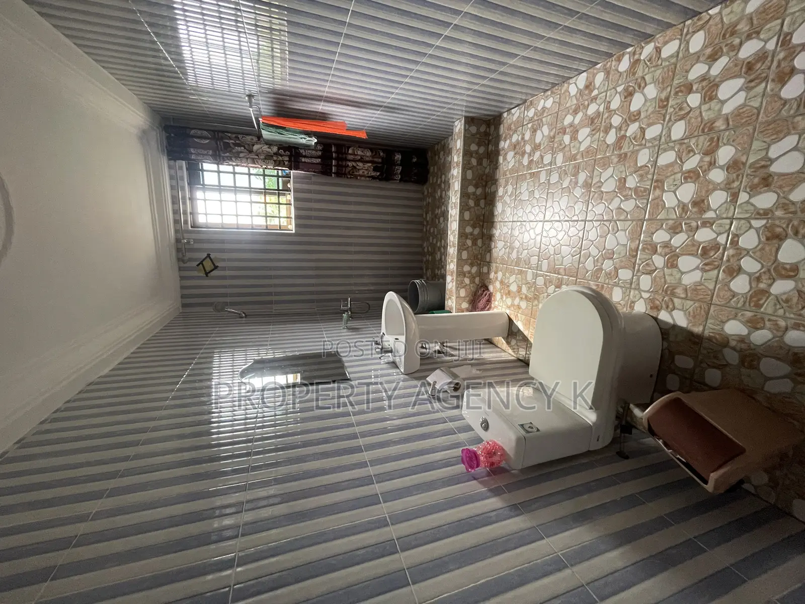 8bdrm House in Kfs, Dodowa for rent