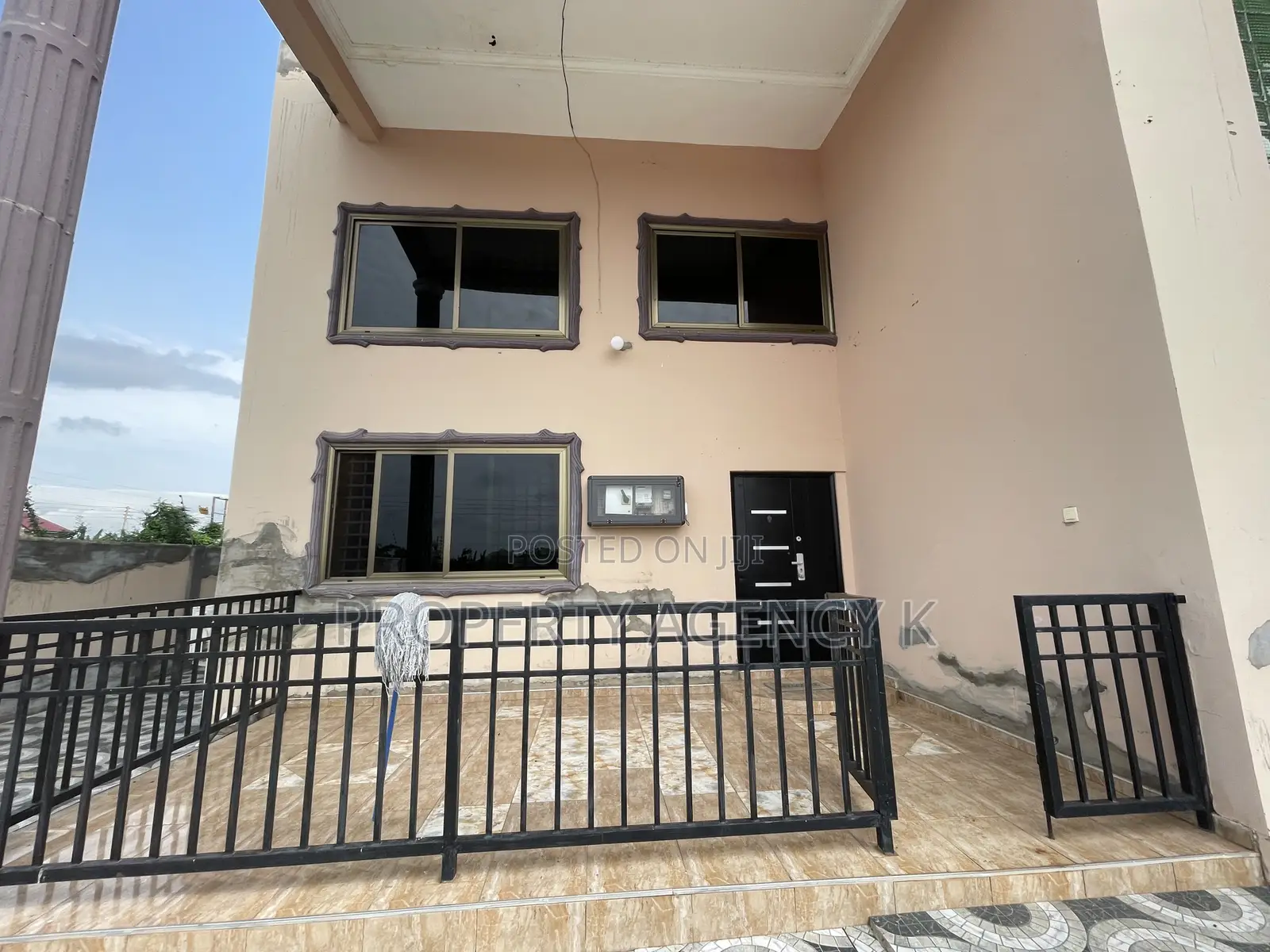 8bdrm House in Kfs, Dodowa for rent