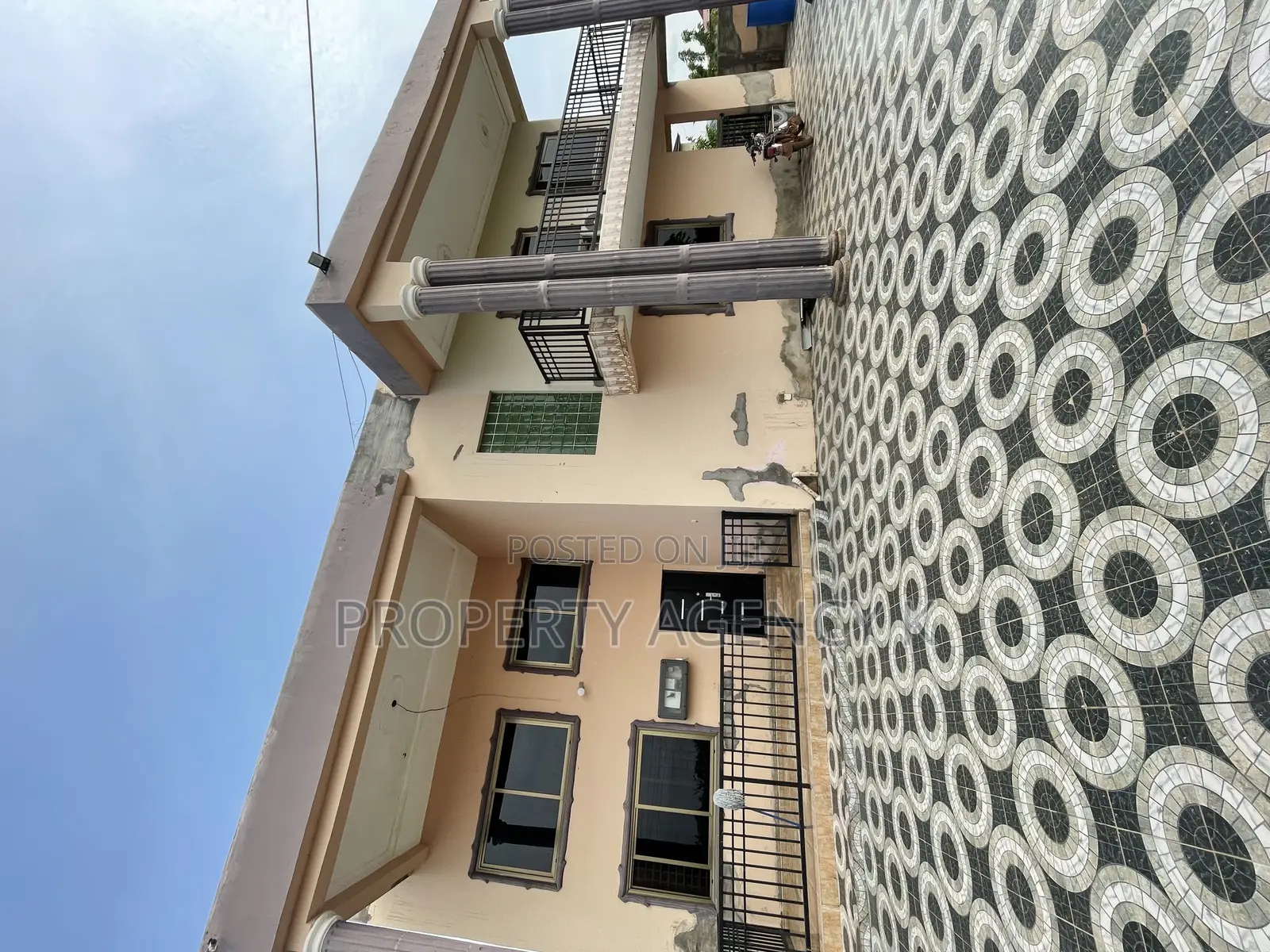 8bdrm House in Kfs, Dodowa for rent