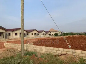 Fenced Plots// Huge Discounts- Tema Community 25