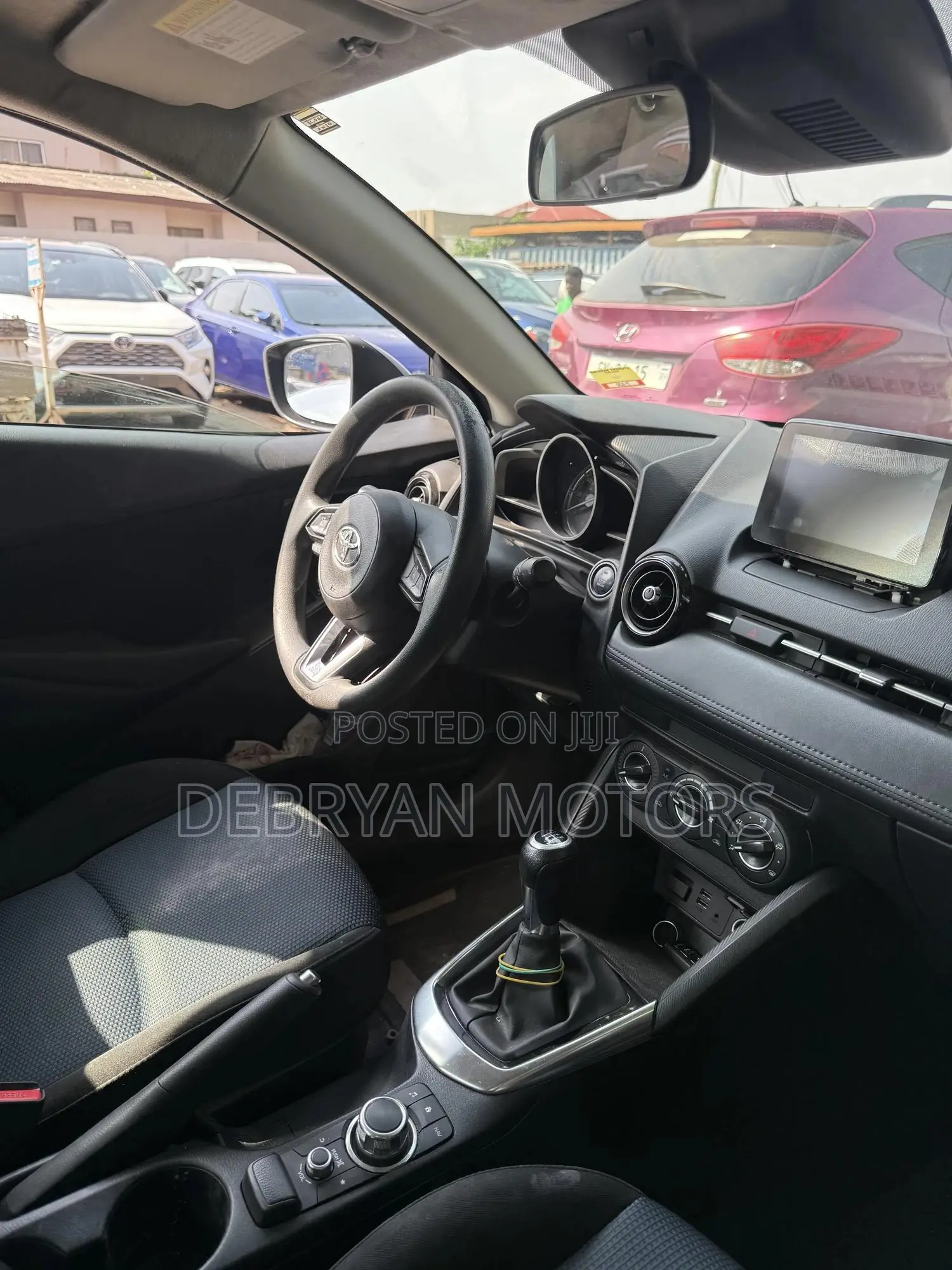 Toyota Yaris XLE Sedan 4dr 2019 Gray