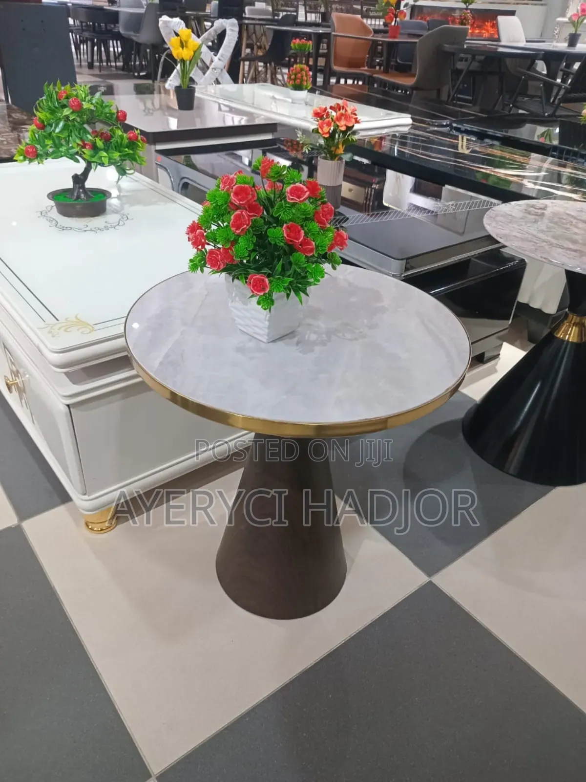 A Modern Round Centre Table in North Industrial Area - Furniture, Color ...
