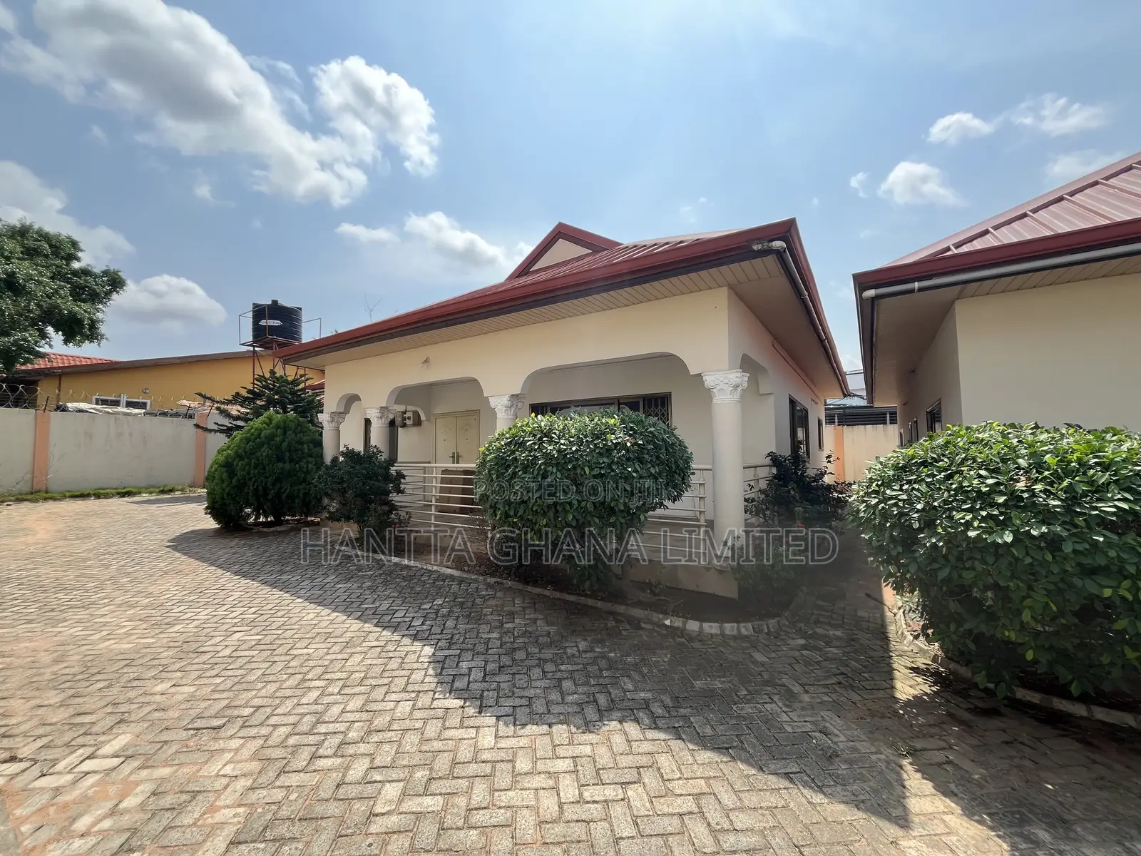 3bdrm Townhouse / Terrace in North Legon for rent
