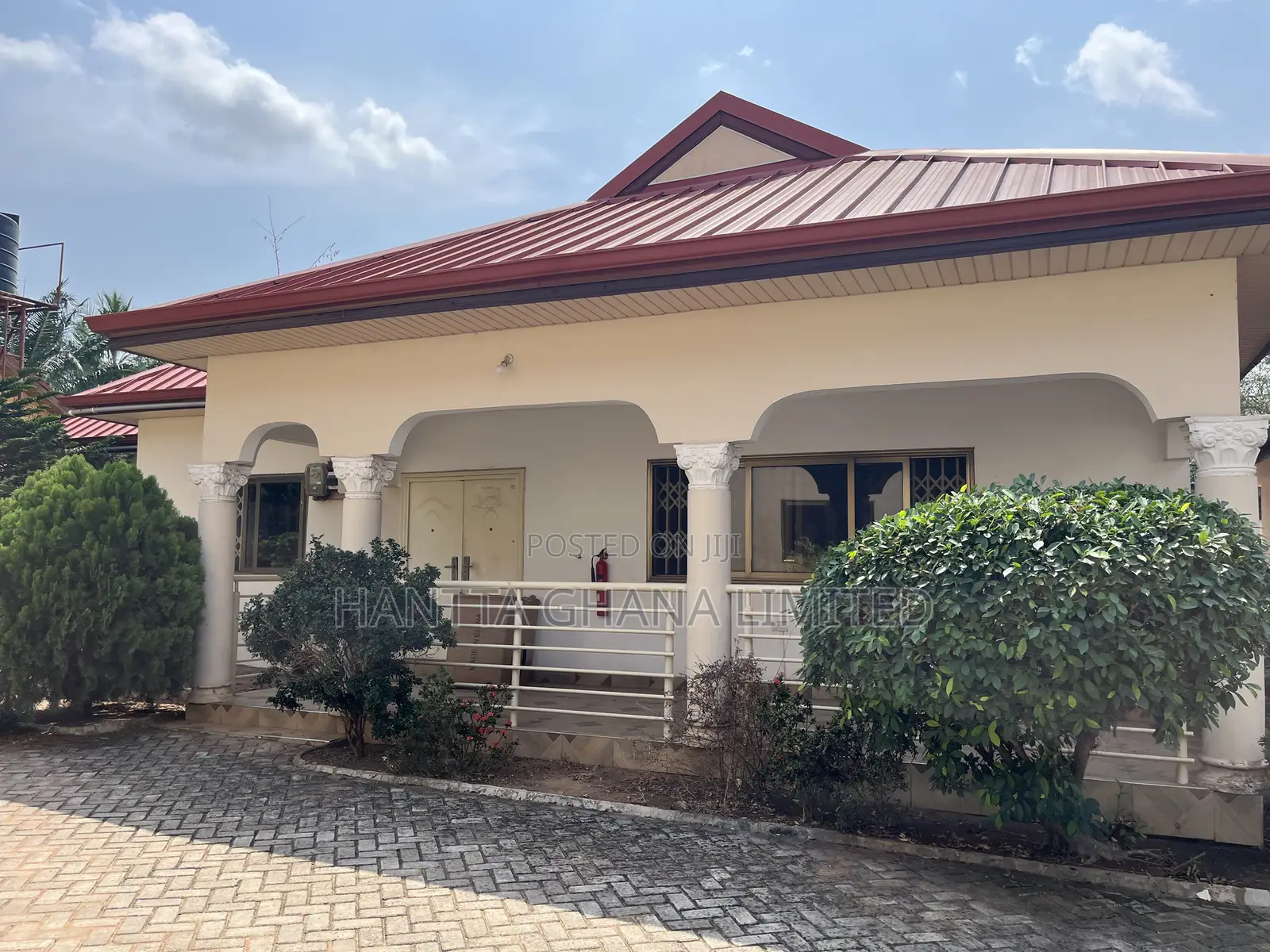 3bdrm Townhouse / Terrace in North Legon for rent
