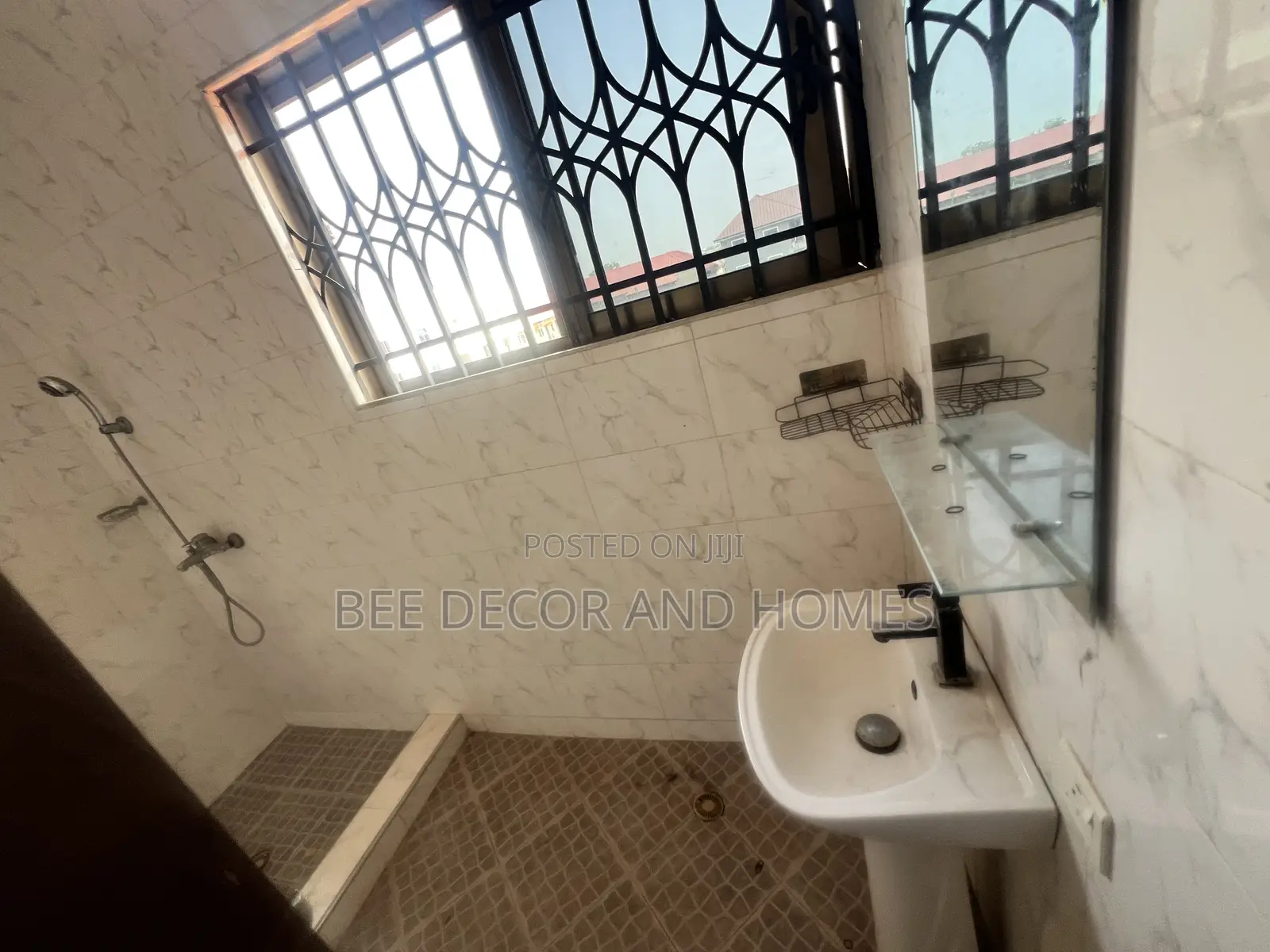 2bdrm Apartment in Bee Decor & Homes, Old Ashomang for rent