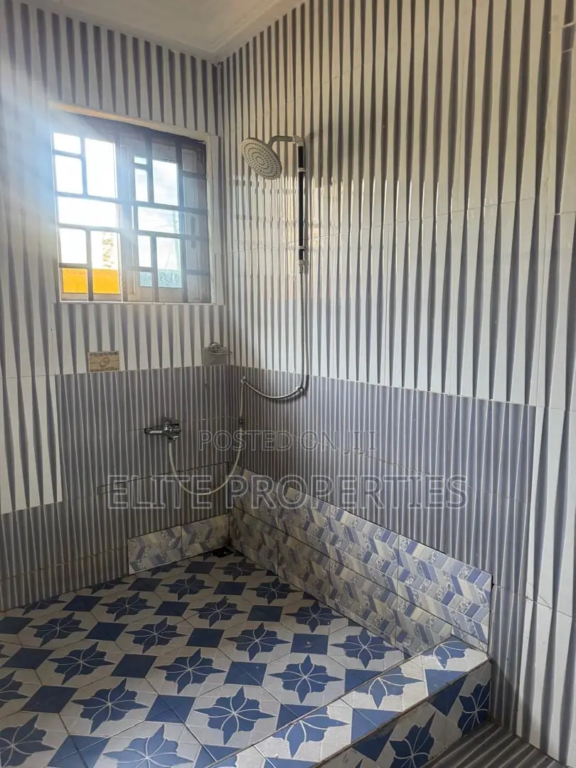 3bdrm House in Mataheko Afienya for rent
