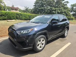 Toyota RAV4 XLE 2021 Blue