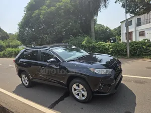 Toyota RAV4 XLE 2021 Blue