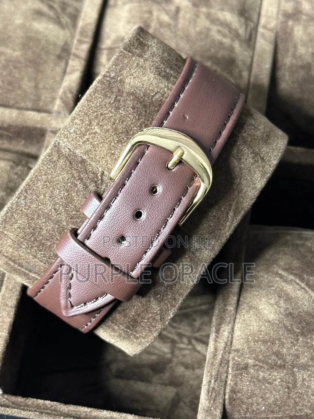 Brownlo Quartz Watch With A Gold-tone Case And A Brown Leather Strap.