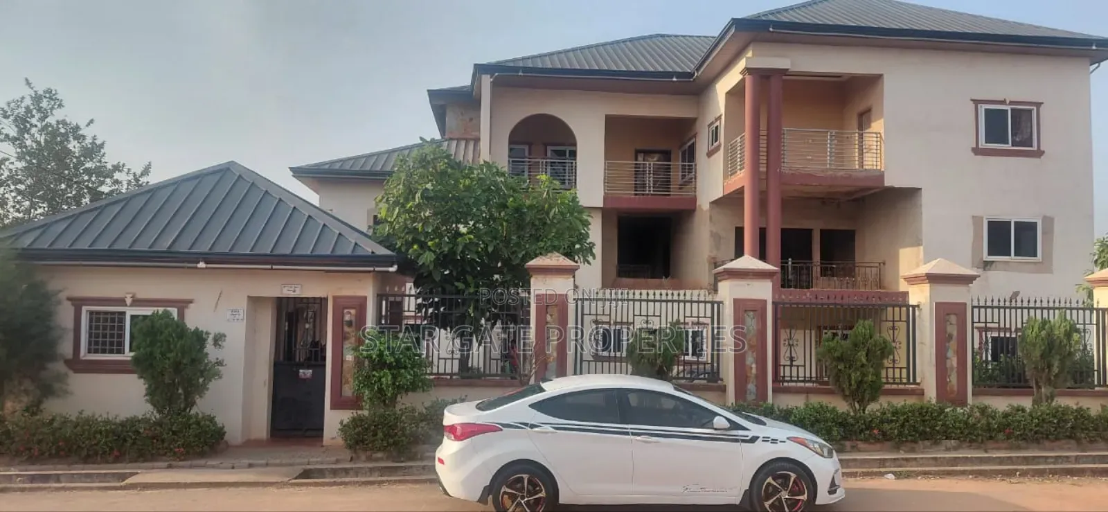 18bdrm House in Atonsu Feyiase, Kumasi Metropolitan for sale