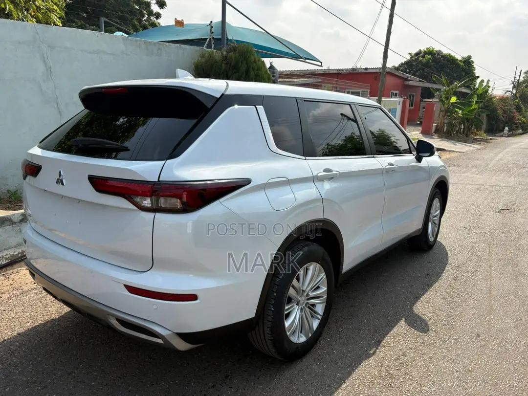 Mitsubishi Outlander 2023 White