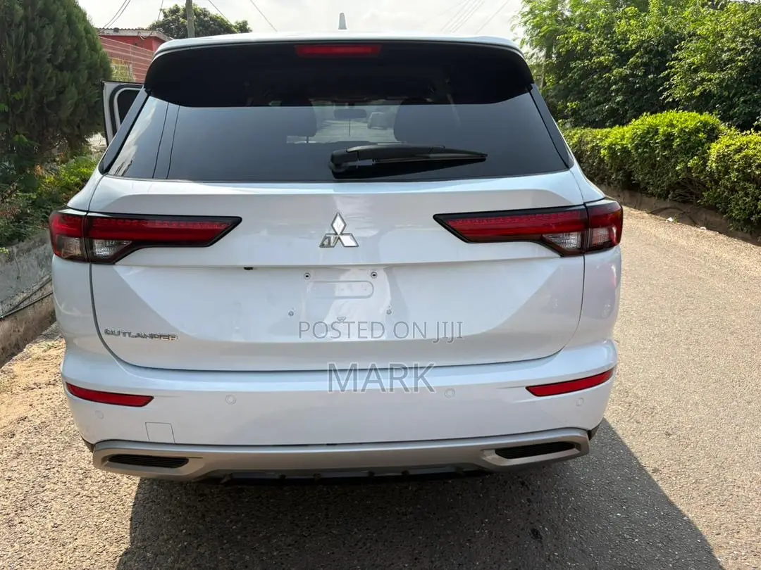 Mitsubishi Outlander 2023 White