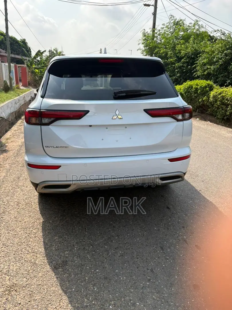 Mitsubishi Outlander 2023 White