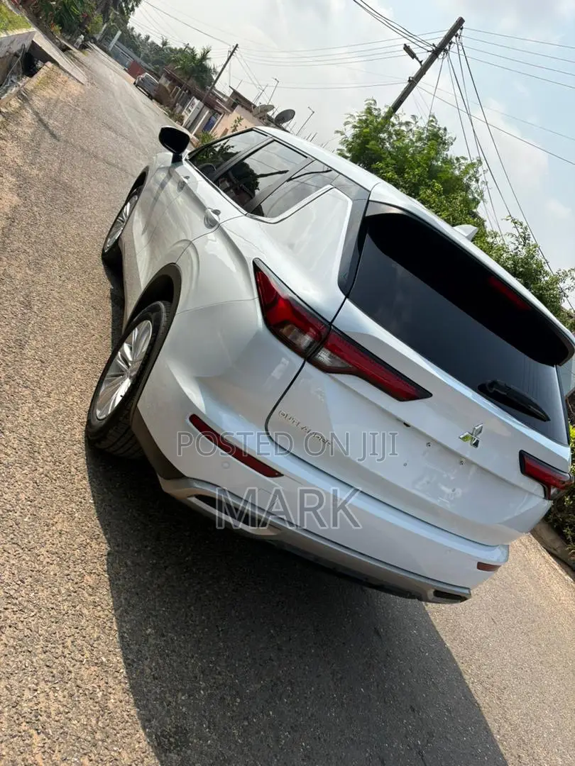 Mitsubishi Outlander 2023 White