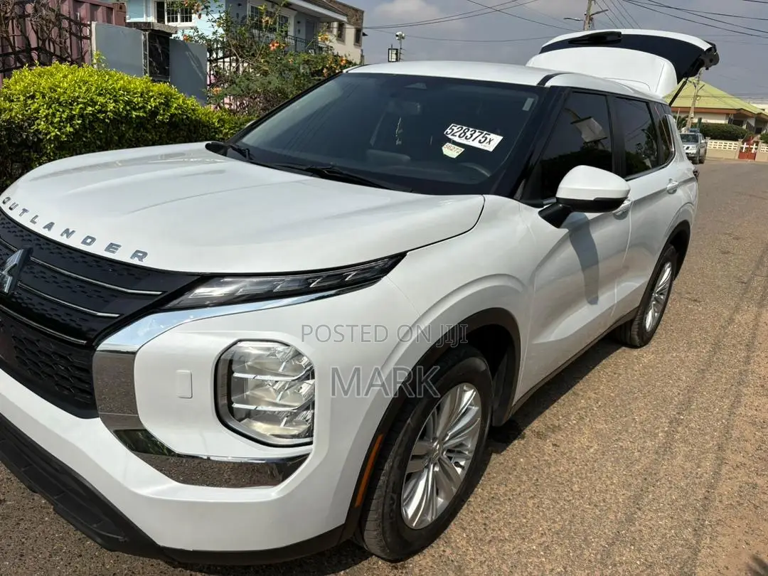 Mitsubishi Outlander 2023 White