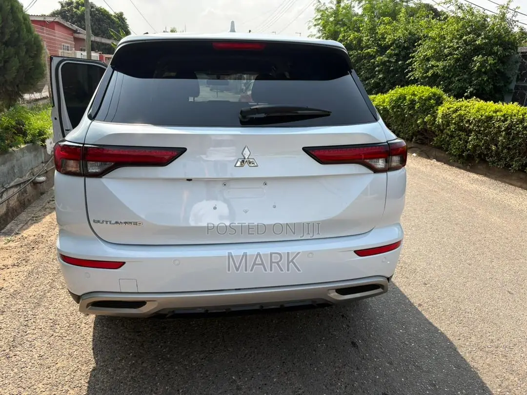 Mitsubishi Outlander 2023 White