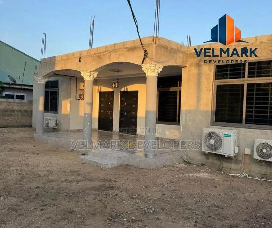 5bdrm House in Adade, Kasoa for sale