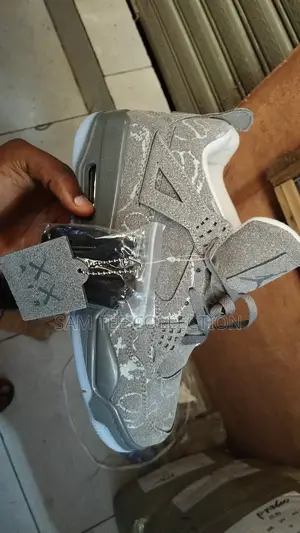 Air Jordan 4 Retro Kaws