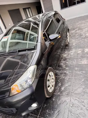 Toyota Vitz 1.3 FWD 5dr 2013 Black