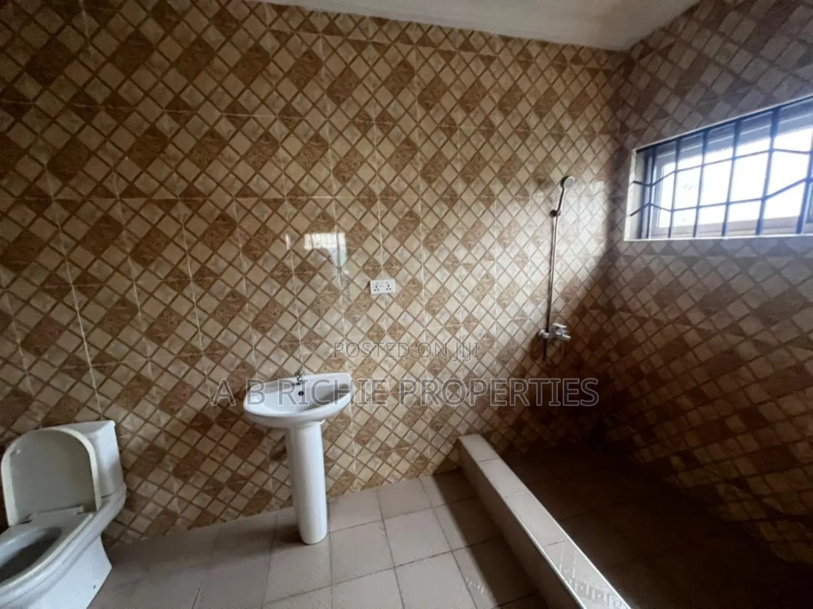 3bdrm Bungalow in Ab Richie Properties, Ashomang Estate for sale