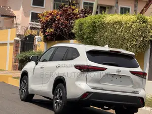 Toyota Highlander XLE AWD 2023 White