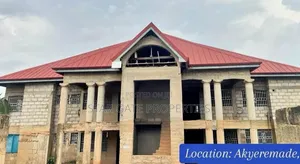 8bdrm House in Kumasi Metropolitan for sale